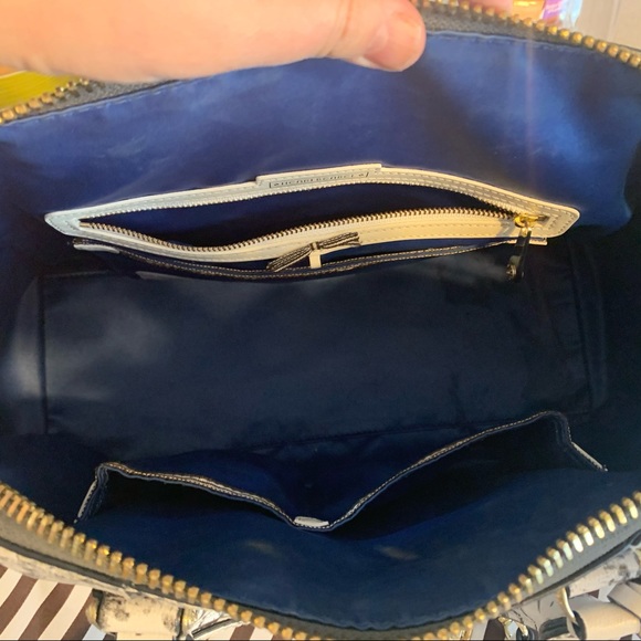 The CARLYLE LG satchel with matching wallet - Picture 10 of 12